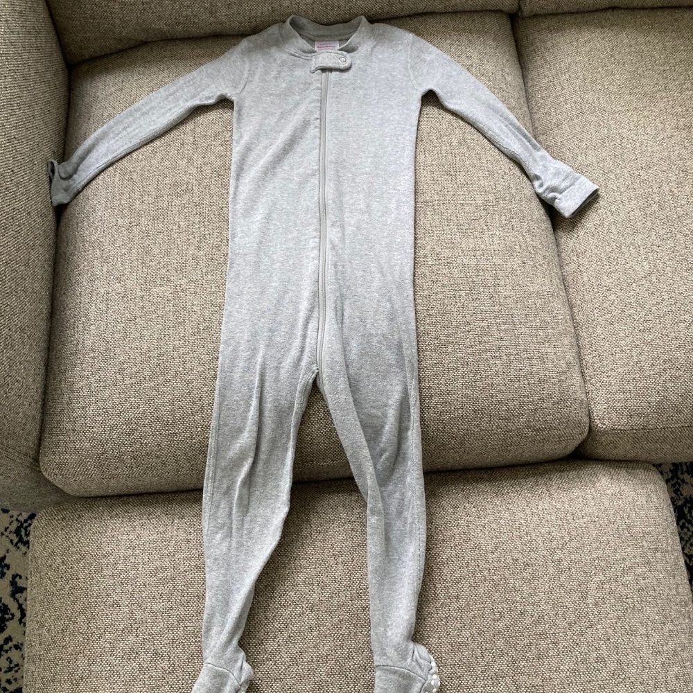 Light grey, long-sleeved 3T Hanna Anderson footed pajamas (90cm)